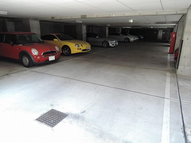 建物下の駐車場です