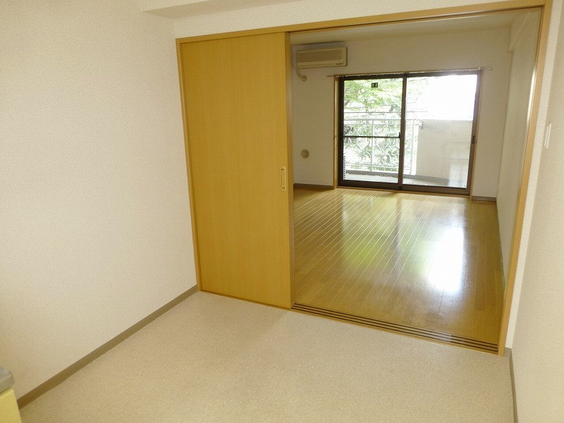 キッチン　：リビング