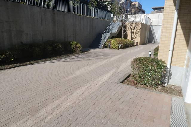 建物敷地内部です