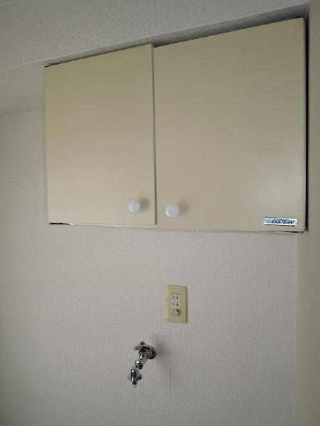 キッチン脇の吊収納