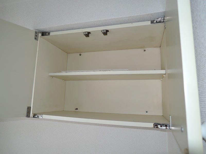 キッチン脇の吊収納