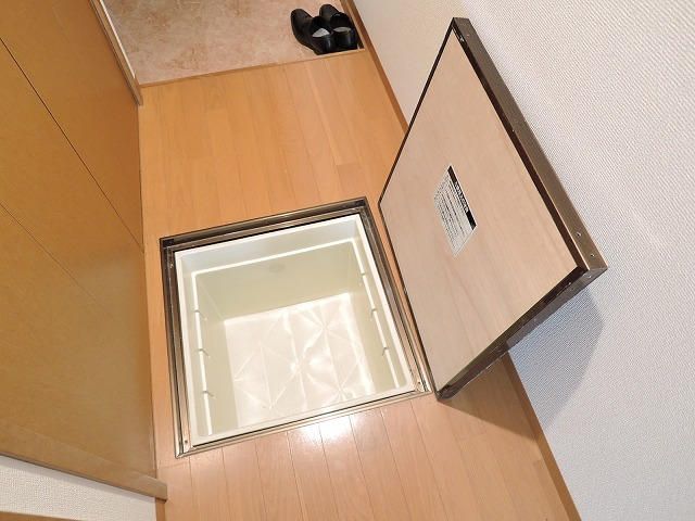 廊下の床下収納