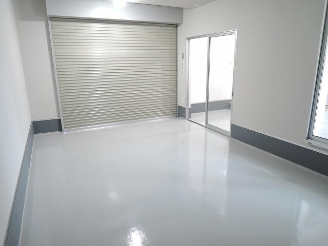 シャッターは電動です