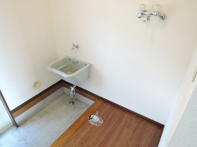 勝手口　洗濯機置き場