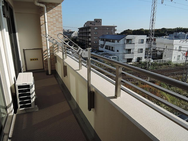 左側に線路が見えます