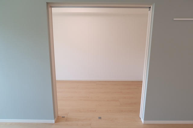 ＬＤＫから洋室へ