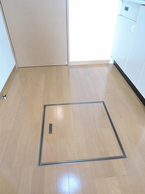 キッチン前床下収納