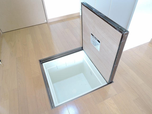 キッチン前床下収納