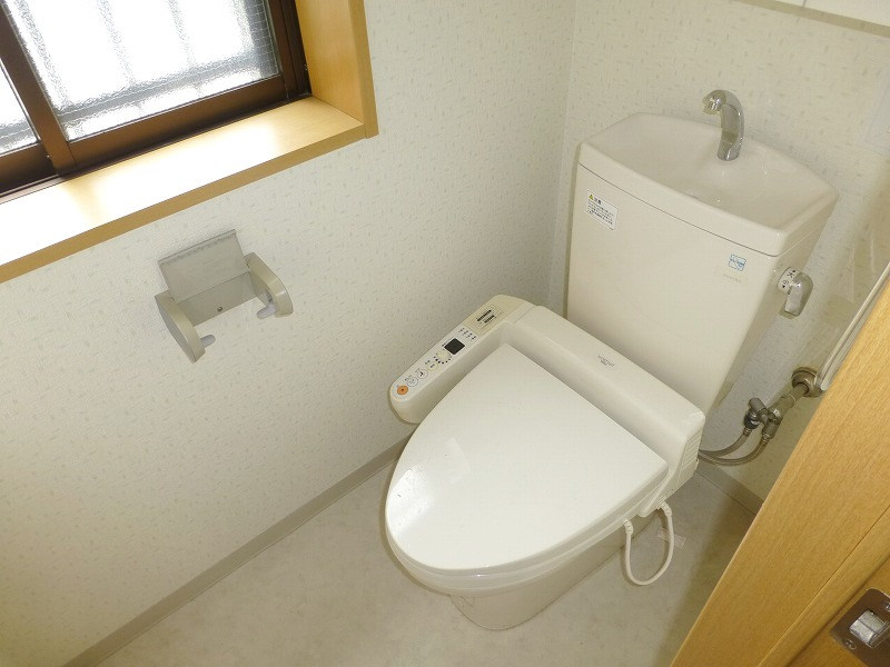 トイレ　：窓あります