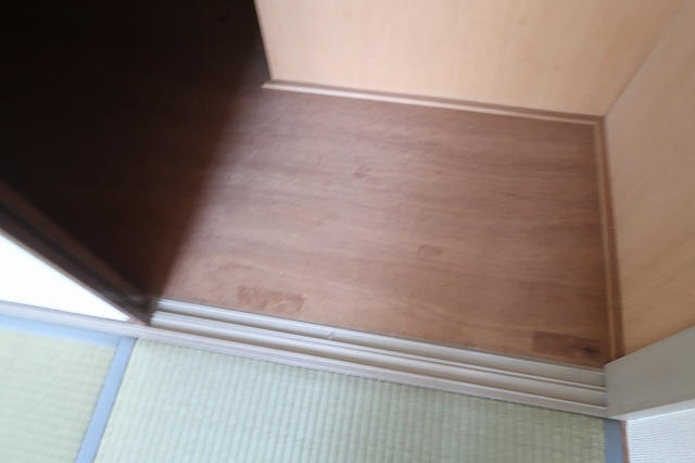 右側は奥行ありません