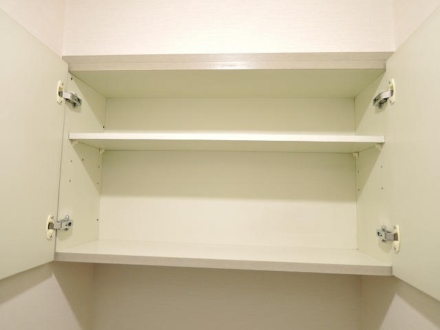 トイレ上部収納棚です