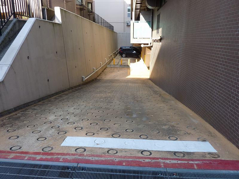 地下駐車場の入り口