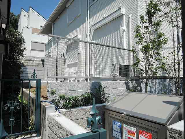 前の建物と空いてます