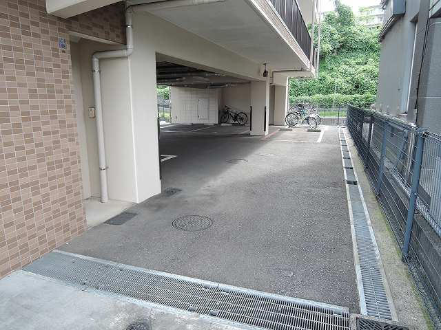 敷地内　奥に駐輪場