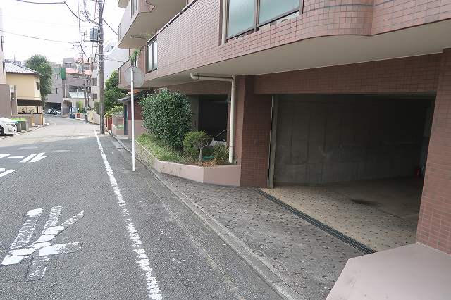 建物下が駐車場