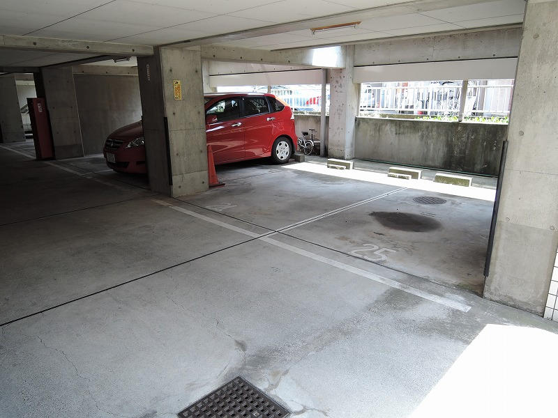 建物下の駐車場です