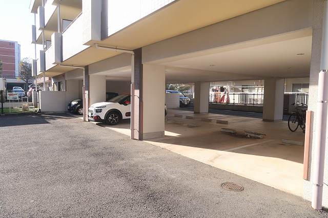 建物下の駐車場です